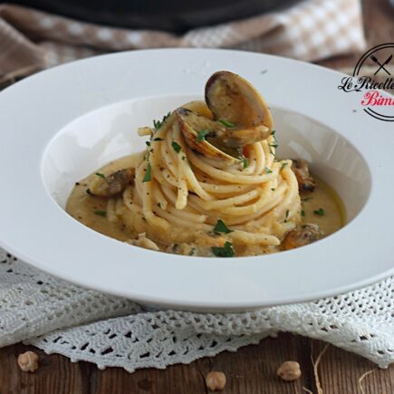 SPAGHETTI E VONGOLE SU CREMA DI CECI BIMBY
