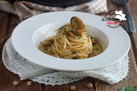 SPAGHETTI E VONGOLE SU CREMA DI CECI BIMBY