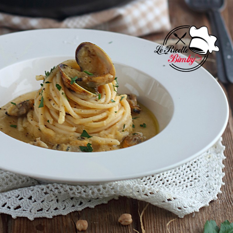 SPAGHETTI E VONGOLE SU CREMA DI CECI BIMBY