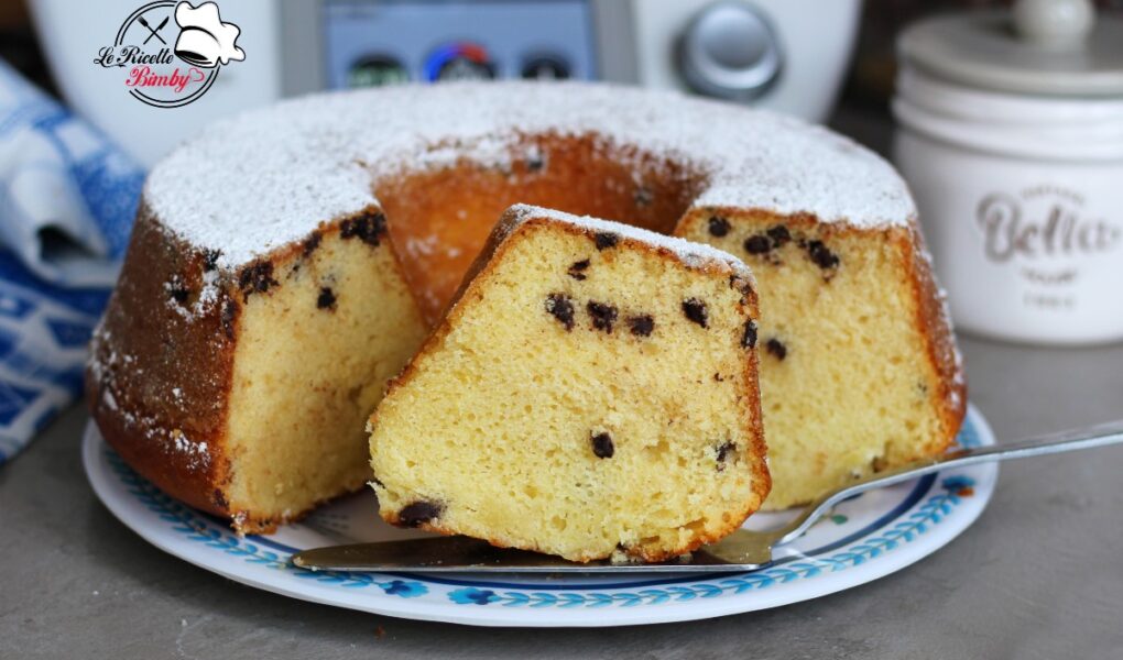 CIAMBELLONE AL LATTE E GOCCE DI CIOCCOLATO
