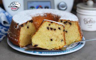 CIAMBELLONE AL LATTE E GOCCE DI CIOCCOLATO