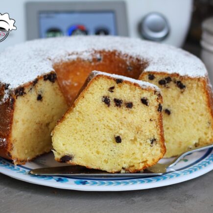 CIAMBELLONE AL LATTE E GOCCE DI CIOCCOLATO