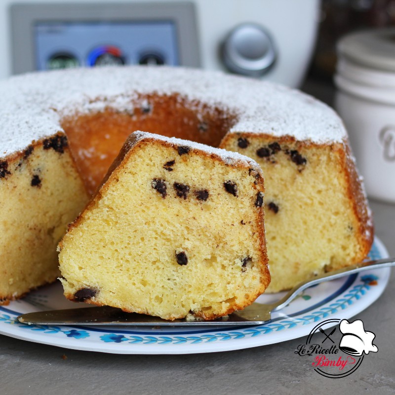 CIAMBELLONE AL LATTE E GOCCE DI CIOCCOLATO