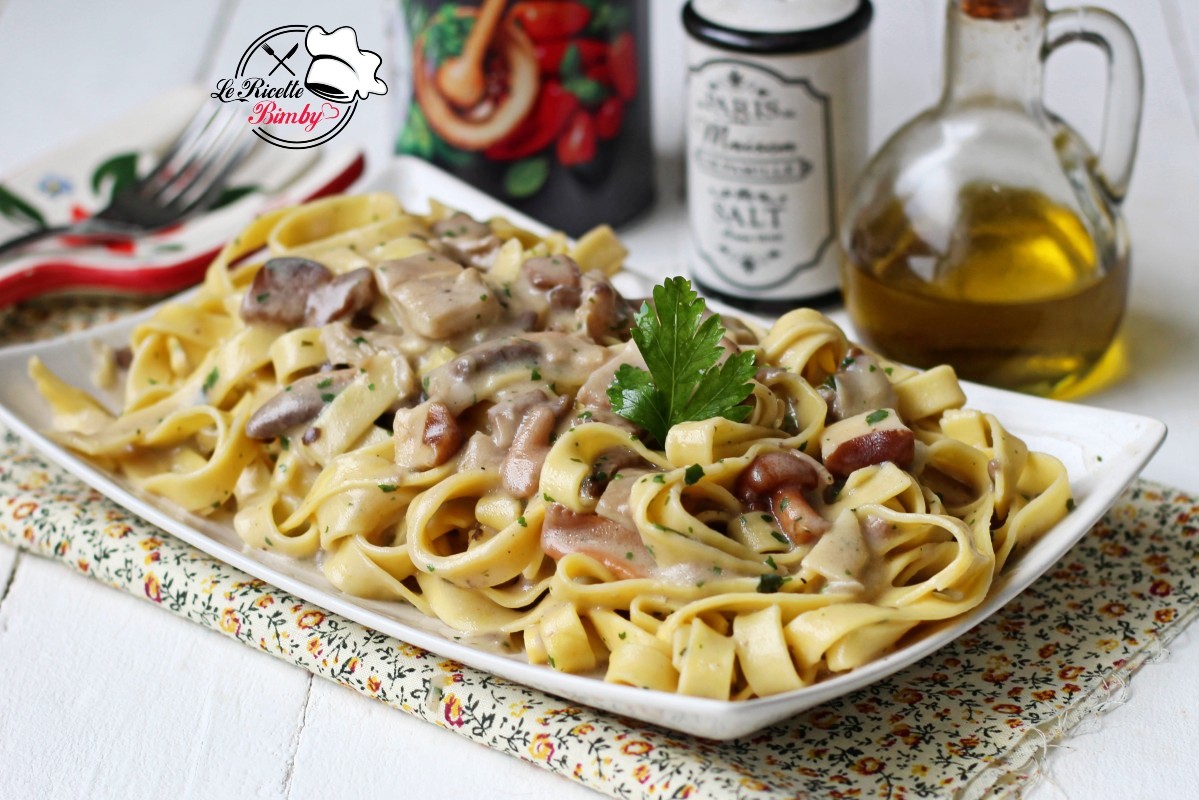 TAGLIATELLE AI FUNGHI E PANNA