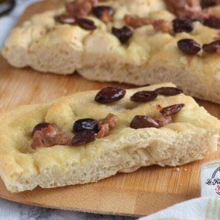 FOCACCIA ALLE OLIVE E SALSICCIA RICETTA BIMBY