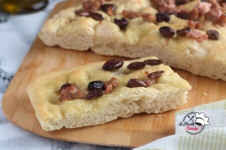 FOCACCIA ALLE OLIVE E SALSICCIA RICETTA BIMBY