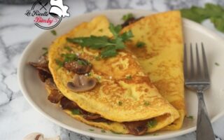 Le omlette sono un piatto tipico francese che si farcisce con prosciutto e formaggio. Oggi vi proponiamo una versione semplice e appetitosa con i funghi champignon.