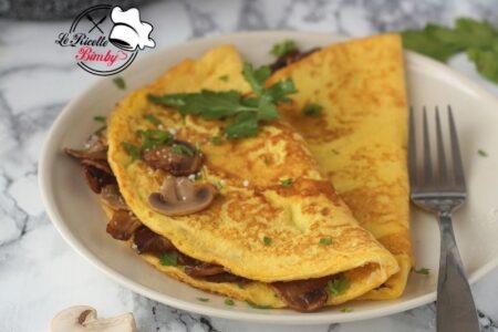 Le omlette sono un piatto tipico francese che si farcisce con prosciutto e formaggio. Oggi vi proponiamo una versione semplice e appetitosa con i funghi champignon.