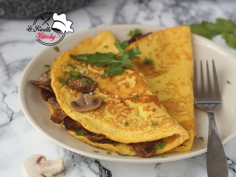 Le omlette sono un piatto tipico francese che si farcisce con prosciutto e formaggio. Oggi vi proponiamo una versione semplice e appetitosa con i funghi champignon.
