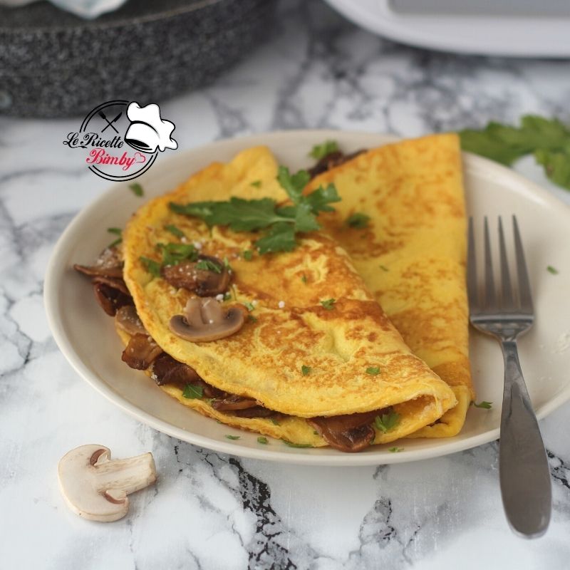 Le omlette sono un piatto tipico francese che si farcisce con prosciutto e formaggio. Oggi vi proponiamo una versione semplice e appetitosa con i funghi champignon.