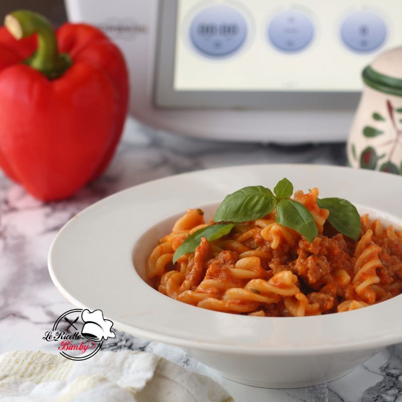 PASTA CON PESTO DI PEPERONI E SALSICCIA BIMBY