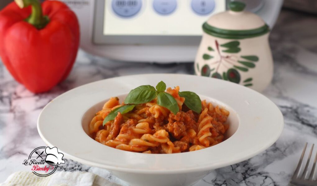 PASTA CON PESTO DI PEPERONI E SALSICCIA BIMBY