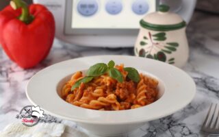 PASTA CON PESTO DI PEPERONI E SALSICCIA BIMBY