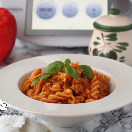 PASTA CON PESTO DI PEPERONI E SALSICCIA BIMBY