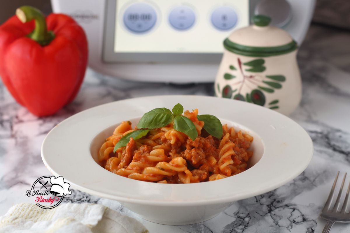 PASTA CON PESTO DI PEPERONI E SALSICCIA BIMBY
