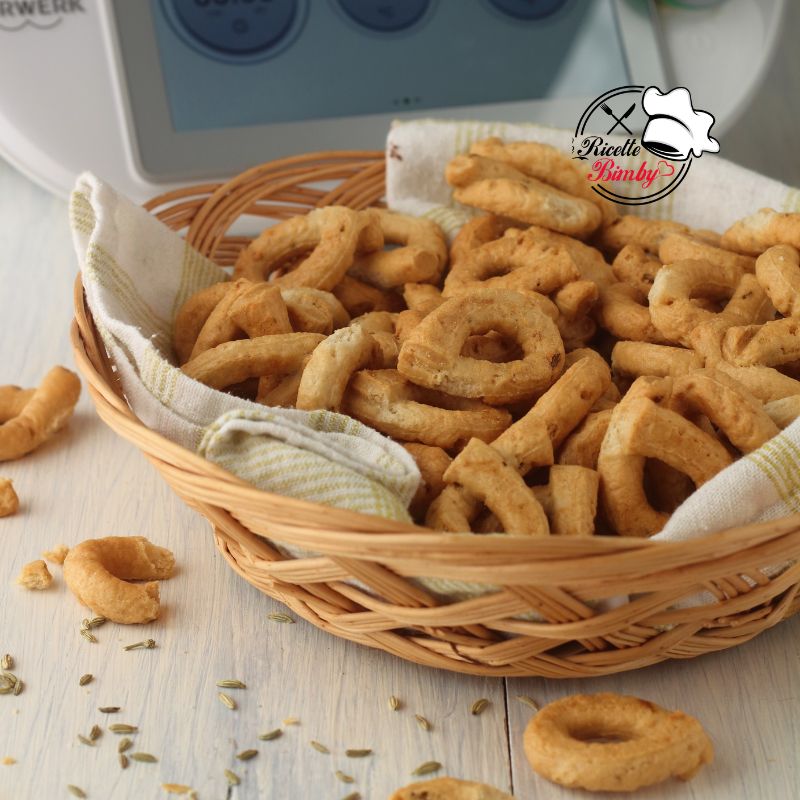 TARALLI PUGLIESI BIMBY ricetta classica della nonna facili da preparare in pochi e semplici passaggi e perfetti per uno stuzzico o l'aperitivo