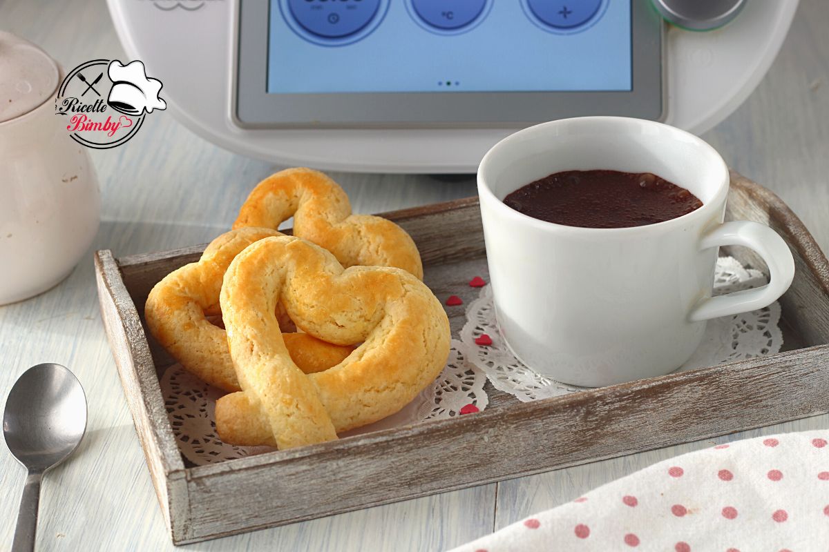 BISCOTTI A CUORE CON CIOCCOLATA CALDA BIMBY
