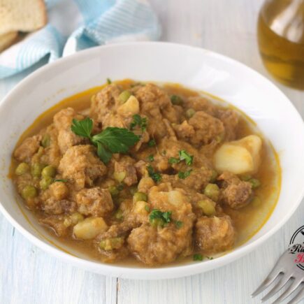 SPEZZATINO DI MANZO CON PATATE E PISELLI
