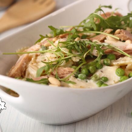 PASTA FREDDA AL TONNO CON PISELLI E RUCOLA BIMBY Questo fresco e sfizioso primo piatto è ottimo per un pasto leggero o per arricchire il buffet degli ospiti. Un piatto ricco e facile da preparare grazie al nostro Bimby per una pasta perfetta e un condimento delizioso. Con un delizioso condimento perfetto anche per altri tipi di piatti da non perdere!!! Perfetta anche per i più piccoli e per essere preparata in anticipo e portata al sacco. PASTA FREDDA AL TONNO CON PISELLI E RUCOLA BIMBY INGREDIENTI 1200 g di acqua 1 cucchiaino colmo di dado per brodo vegetale o 1 dado per brodo vegetale (dose per 0,5 l) 20 g di pinoli sgusciati (vedere varianti) 320 g di pasta secca tipo farfalle 5 g di olio extravergine di oliva + q.b. 250 g di piselli verdi, freschi o surgelati 100 g di Parmigiano Reggiano, a pezzi 300 g di tonno all'olio di oliva sgocciolato Per il condimento 50 g parmigiano a cubetti 40 g di cipolla 1 spicchio di aglio 30 g di olio extravergine di oliva 10 g di miele 30 g di aceto 1 cucchiaino di sale ½ - ¾ di cucchiaino di pepe nero macinato PROCEDIMENTO Mettere nel boccale l'acqua e il dado e scaldare per 10 minuti VAROMA velocità 1. Intanto tostare i pinoli sul fuoco in una padella antiaderente fino a doratura. Mettere da parte a raffreddare una volta pronti. Quando l'acqua nel boccale bolle mettere la pasta e l'olio di oliva. Posizionare sopra il recipiente del Varoma con il vassoio e sistemare i piselli all'interno. Posizionare sopra il Varoma e impostare il tempo di cottura della pasta VAROMA velocità 1. Una volta pronti pasta e piselli togliere i piselli dal contenitore del Varoma e metterli in un insalatiera. Scolare la pasta usando il recipiente del Varoma conservando 100 g di acqua in una ciotola e mettendo la pasta con un cucchiaio di olio a raffreddare con i piselli. Potete anche prepararli in anticipo e conservarli ben richiusi in frigorifero. Per il condimento e al momento di servire o condire la pasta Nel boccale pulito mettere il Parmigiano e tritare per 10 secondi a velocità 10. Portare sul fondo con la spatola. Aggiungere nel boccale del Bimby l'aglio e le cipolla, tritare per 2 secondi a velocità 7. Riunire sul fondo con la spatola. Poi aggiungere l'acqua di cottura della pasta, l'olio di oliva, il miele, l'aceto, il sale e il pepe. Mescolare per 10 secondi a velocità 10. Una volta pronti tutti gli elementi condire la nostra pasta amalgamare ai piselli, aggiungendo la rucola, il tonno ben scolato e il condimento preparato e arricchire con i pinoli tostati e una spolverata di Parmigiano al momento. Buon appetito! Potete seguirci anche su Telegram ⇒ LE RICETTE BIMBY o su INSTAGRAM Se volete RICEVERE LE MIE NUOVE RICETTE OGNI GIORNO IN ANTEPRIMA SU WHATSAPP salvate il mio numero di telefono 3886946238, memorizzatelo come LE RICETTE BIMBY e scrivetemi su whatsapp il vostro NOME e COGNOME con testo RICETTE BIMBY DEL GIORNO e sarò lieta di inviarvele! Se questa ricetta vi è piaciuta continuate a seguirmi e se vi va mettete mi piace sulla mia pagina Facebook >> Ricette con il Bimby facili clicca qua per tornare alla HOMEPAGE