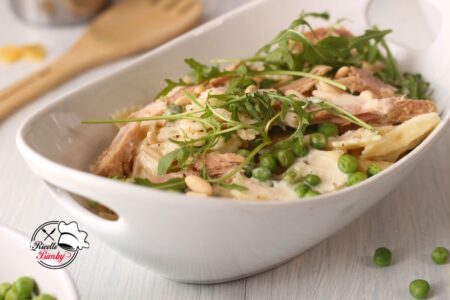 PASTA FREDDA AL TONNO CON PISELLI E RUCOLA BIMBY Questo fresco e sfizioso primo piatto è ottimo per un pasto leggero o per arricchire il buffet degli ospiti. Un piatto ricco e facile da preparare grazie al nostro Bimby per una pasta perfetta e un condimento delizioso. Con un delizioso condimento perfetto anche per altri tipi di piatti da non perdere!!! Perfetta anche per i più piccoli e per essere preparata in anticipo e portata al sacco. PASTA FREDDA AL TONNO CON PISELLI E RUCOLA BIMBY INGREDIENTI 1200 g di acqua 1 cucchiaino colmo di dado per brodo vegetale o 1 dado per brodo vegetale (dose per 0,5 l) 20 g di pinoli sgusciati (vedere varianti) 320 g di pasta secca tipo farfalle 5 g di olio extravergine di oliva + q.b. 250 g di piselli verdi, freschi o surgelati 100 g di Parmigiano Reggiano, a pezzi 300 g di tonno all'olio di oliva sgocciolato Per il condimento 50 g parmigiano a cubetti 40 g di cipolla 1 spicchio di aglio 30 g di olio extravergine di oliva 10 g di miele 30 g di aceto 1 cucchiaino di sale ½ - ¾ di cucchiaino di pepe nero macinato PROCEDIMENTO Mettere nel boccale l'acqua e il dado e scaldare per 10 minuti VAROMA velocità 1. Intanto tostare i pinoli sul fuoco in una padella antiaderente fino a doratura. Mettere da parte a raffreddare una volta pronti. Quando l'acqua nel boccale bolle mettere la pasta e l'olio di oliva. Posizionare sopra il recipiente del Varoma con il vassoio e sistemare i piselli all'interno. Posizionare sopra il Varoma e impostare il tempo di cottura della pasta VAROMA velocità 1. Una volta pronti pasta e piselli togliere i piselli dal contenitore del Varoma e metterli in un insalatiera. Scolare la pasta usando il recipiente del Varoma conservando 100 g di acqua in una ciotola e mettendo la pasta con un cucchiaio di olio a raffreddare con i piselli. Potete anche prepararli in anticipo e conservarli ben richiusi in frigorifero. Per il condimento e al momento di servire o condire la pasta Nel boccale pulito mettere il Parmigiano e tritare per 10 secondi a velocità 10. Portare sul fondo con la spatola. Aggiungere nel boccale del Bimby l'aglio e le cipolla, tritare per 2 secondi a velocità 7. Riunire sul fondo con la spatola. Poi aggiungere l'acqua di cottura della pasta, l'olio di oliva, il miele, l'aceto, il sale e il pepe. Mescolare per 10 secondi a velocità 10. Una volta pronti tutti gli elementi condire la nostra pasta amalgamare ai piselli, aggiungendo la rucola, il tonno ben scolato e il condimento preparato e arricchire con i pinoli tostati e una spolverata di Parmigiano al momento. Buon appetito! Potete seguirci anche su Telegram ⇒ LE RICETTE BIMBY o su INSTAGRAM Se volete RICEVERE LE MIE NUOVE RICETTE OGNI GIORNO IN ANTEPRIMA SU WHATSAPP salvate il mio numero di telefono 3886946238, memorizzatelo come LE RICETTE BIMBY e scrivetemi su whatsapp il vostro NOME e COGNOME con testo RICETTE BIMBY DEL GIORNO e sarò lieta di inviarvele! Se questa ricetta vi è piaciuta continuate a seguirmi e se vi va mettete mi piace sulla mia pagina Facebook >> Ricette con il Bimby facili clicca qua per tornare alla HOMEPAGE