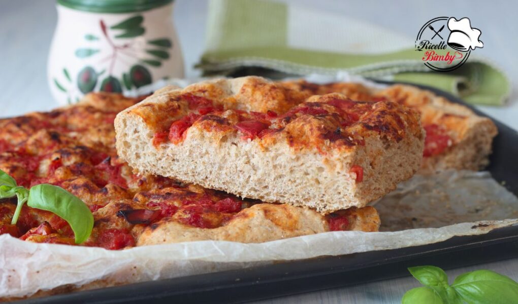 FOCACCIA INTEGRALE AL POMODORO BIMBY fragrante all'esterno dal interno soffice perfetta come merenda salata o aperitivo