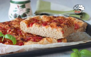 FOCACCIA INTEGRALE AL POMODORO BIMBY fragrante all'esterno dal interno soffice perfetta come merenda salata o aperitivo