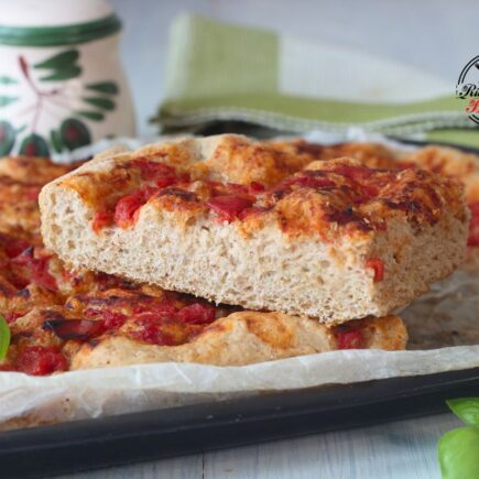 FOCACCIA INTEGRALE AL POMODORO BIMBY fragrante all'esterno dal interno soffice perfetta come merenda salata o aperitivo