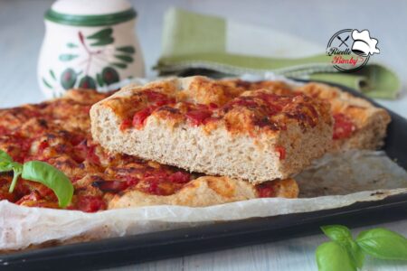FOCACCIA INTEGRALE AL POMODORO BIMBY fragrante all'esterno dal interno soffice perfetta come merenda salata o aperitivo